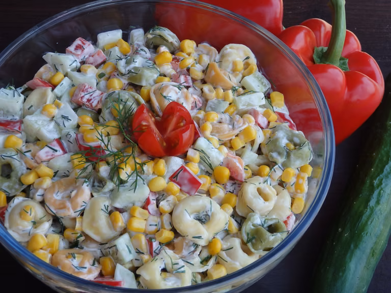 Kolorowa sałatka z tortellini