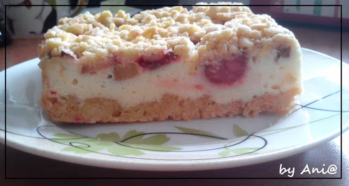 Kruche ciasto truskawkowo-rabarbarowe z budyniową pianką