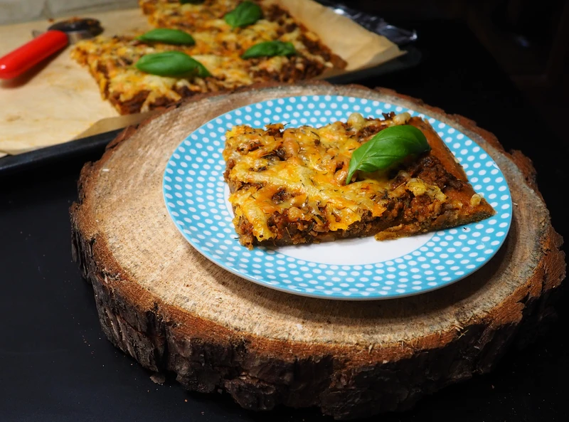 PEŁNOZIARNISTA PIZZA BOLOGNESE