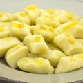 Zaledwie kilka składników, a smak jak z dawnych lat! Te proste kluski podbijają serca Polaków od pokoleń!