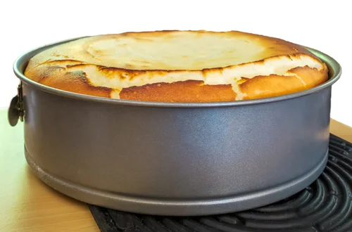 Sernik pęka, bo używasz niewłaściwej temperatury! Poznaj zasadę 3 etapów, która ratuje każdy wypiek!