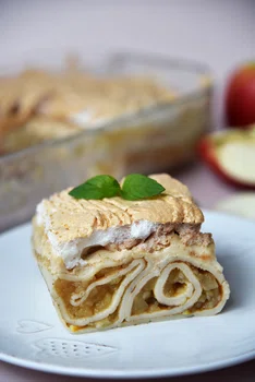 Naleśnikowa szarlotka z bezą