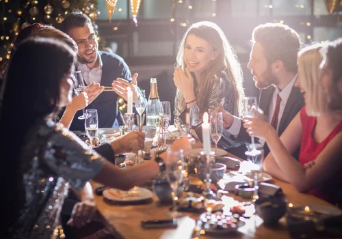 O której zacząć imprezę sylwestrową? Ta godzina sprawdza się najlepiej!