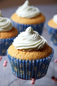 Muffiny jogurtowe z dżemem wiśniowym