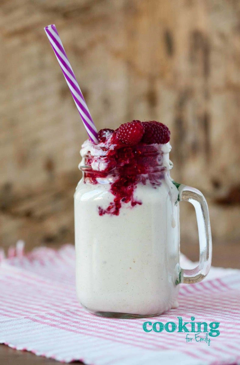 ZIMNE SMOOTHIE BANANOWE Z NERKOWCAMI I MALINAMI