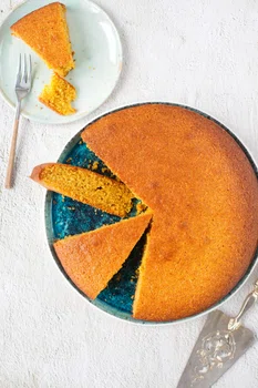 Pomarańczowe ciasto z kaszki kukurydzianej z palonym masłem