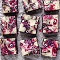 Halloweenowe brownie z malinami! Wygląda upiornie, smakuje obłędnie!