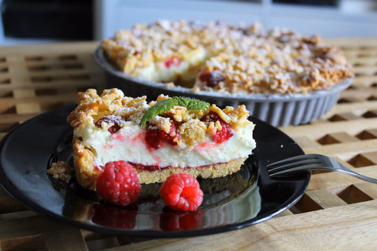 Tarta Biały Puch z malinami