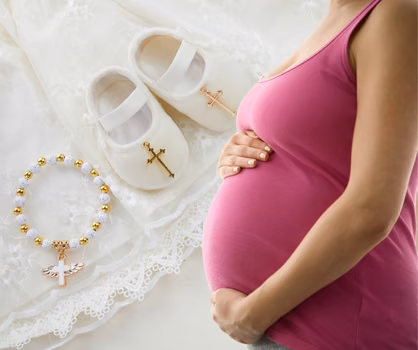 Czy ciężarna kobieta może być matką chrzestną? Przesądy i fakty o chrzcinach!