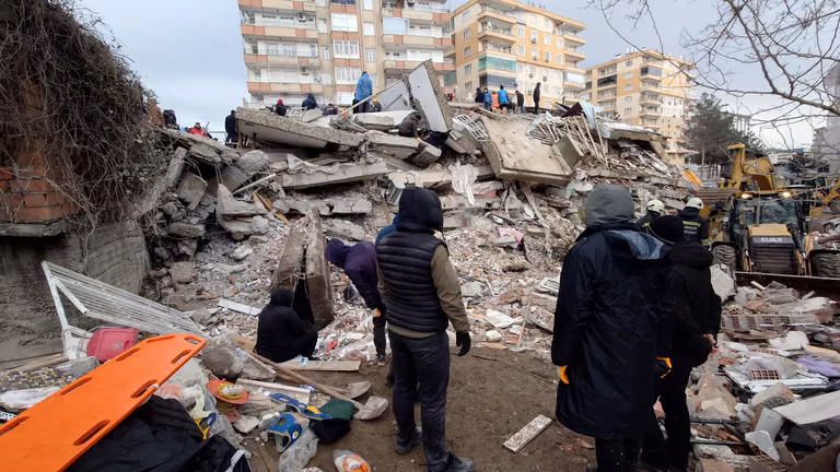 Tragedia w Turcji: Aresztowania po trzęsieniu ziemi i obietnica ukarania winnych
