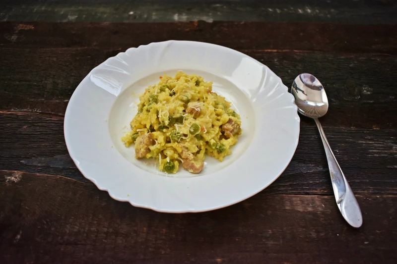Risotto z szynką, groszkiem w kremowym sosie z serka i parmezanu