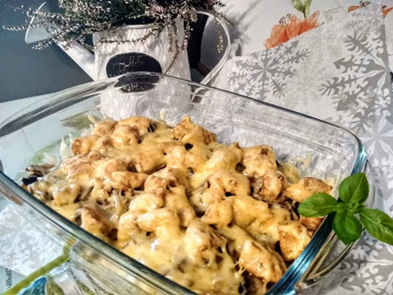 Zapiekanka ziemniaczana z pieczarkami i kurczakiem.