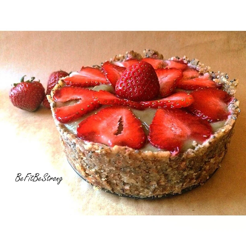 Mini tarta na spodzie orzechowym z kremem awokado
