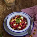 Kaszotto z burakami, serem halloumi i orzechami laskowymi