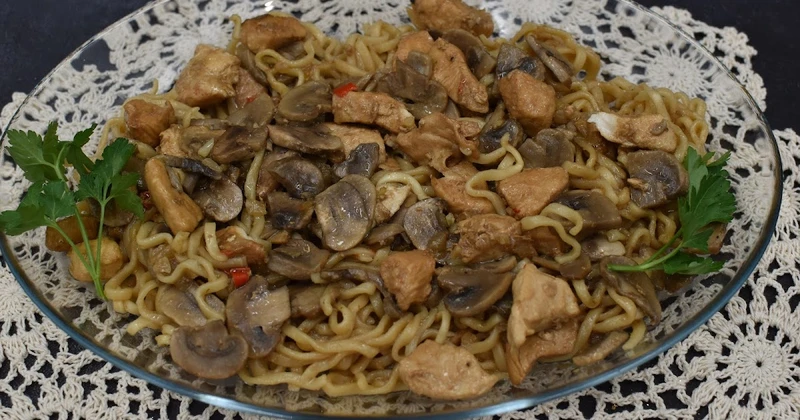 Makaron Chow Main z kurczakiem