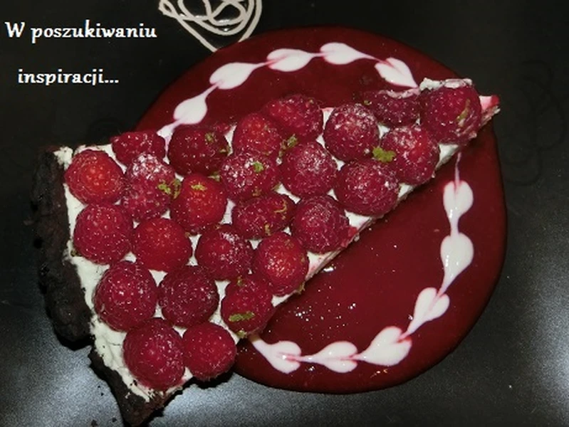 Tarta z kremem miętowym i malinami