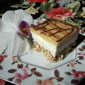 Ciasto na życie preparowanym z bitą śmietaną, mascarpone i advocatową polewą
