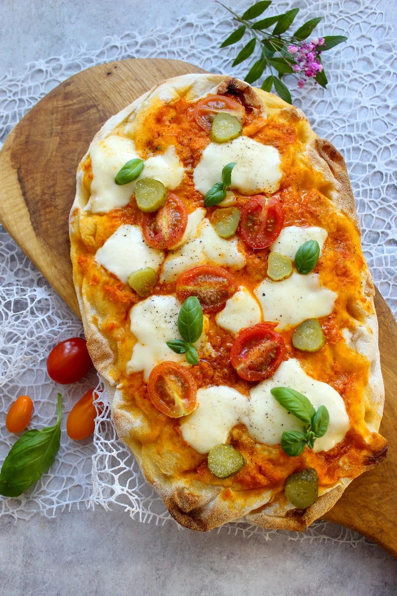 Szybka pinsa z mozzarellą i sosem paprykowym | Słodkie okruszki