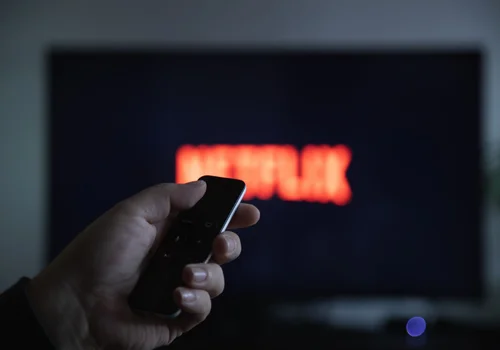Mocna propozycja na wieczorny seans: Niepozorny serial Netflixa, który porusza do głębi!