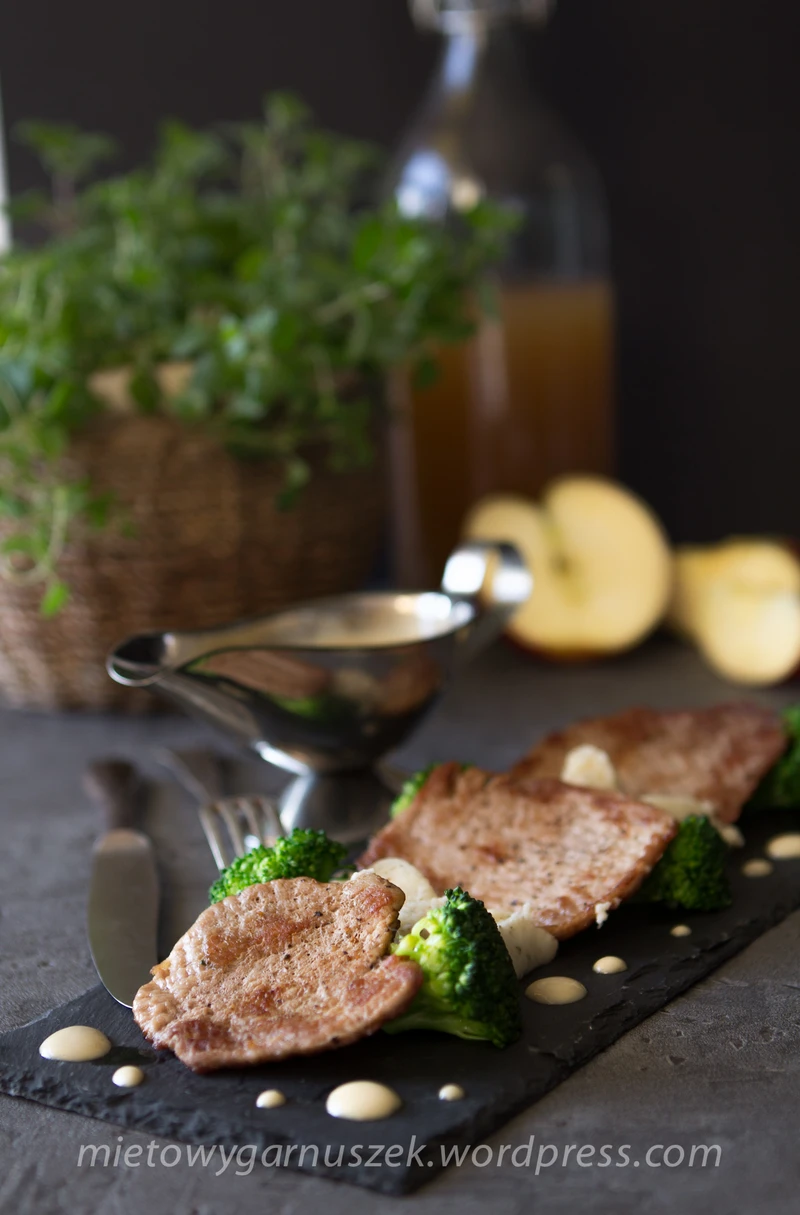 Polędwiczki wieprzowe z sosem roquefort, białym puree i blanszowanym brokułem