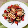 SAŁATKA Z GRILLOWANEJ CUKINII I PAPRYKI Z HALLOUMI