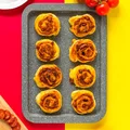 Zakręcone pizzerki z serem żółtym, sosem pomidorowym i chorizo - food²