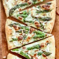 Biała pizza ze szparagami (7 składników)