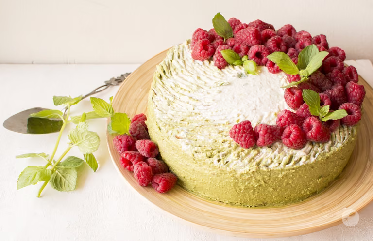 Tort matcha z kremem kokosowym z malinami