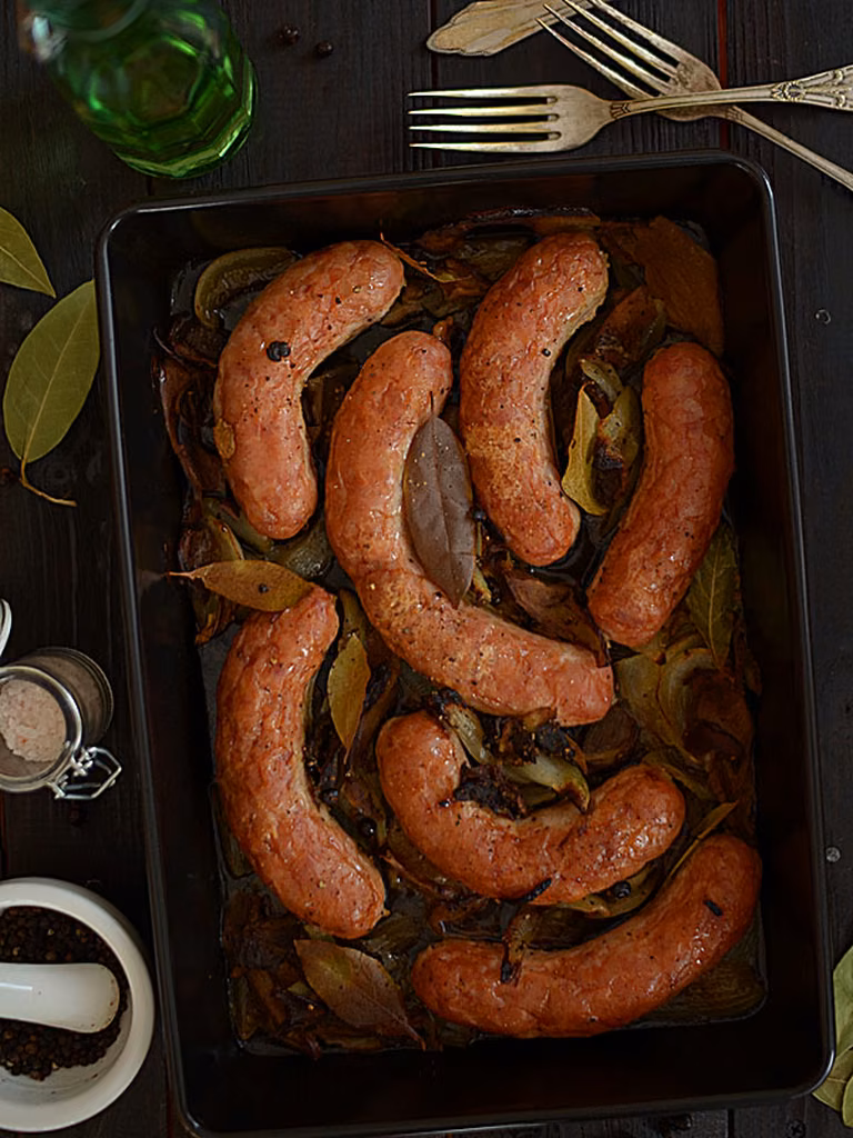 Biała kiełbasa pieczona z ciemnym piwem i suszonymi grzybami