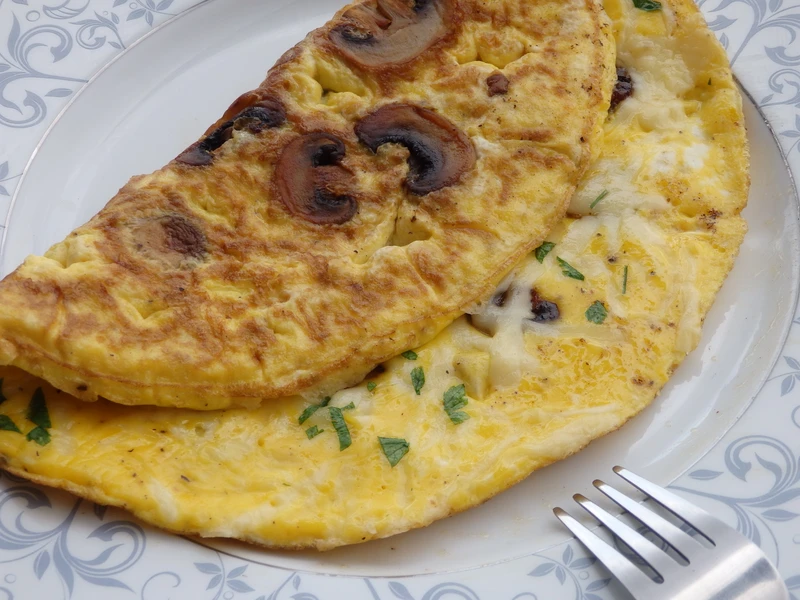 Omlet z pieczarkami i żółtym serem