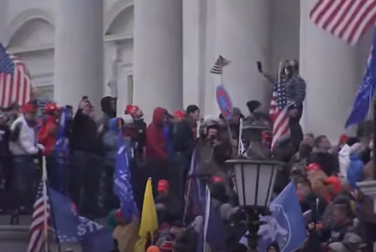 Zwolennicy Trumpa wtargnęli do siedziby Kongresu! Są ofiary śmiertelne.