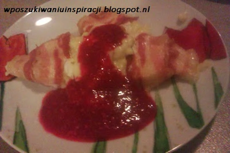 Zapiekany camembert z sosem malinowym