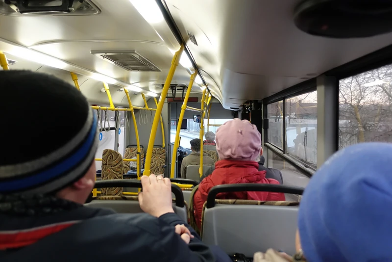 Nie ustępuj miejsca starszym osobom w autobusie! Kontrowersyjne twierdzenie ekspertów.