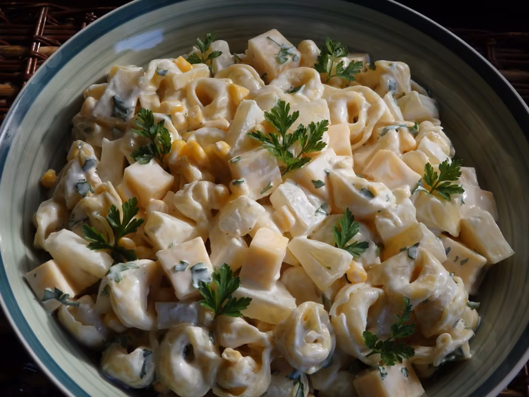 Żółta sałatka z tortellini