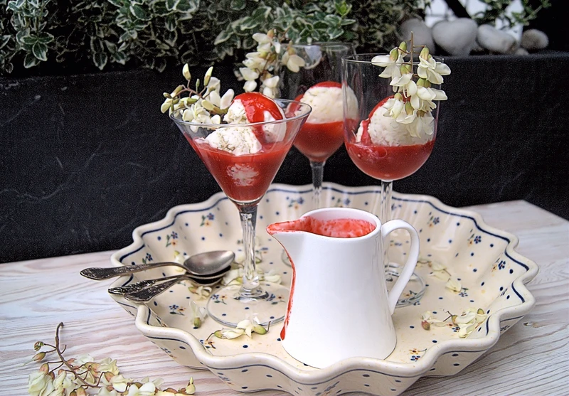 Lody akacjowe z sosem truskawkowym