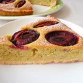 Tarta z kremem pistacjowym ze śliwkami