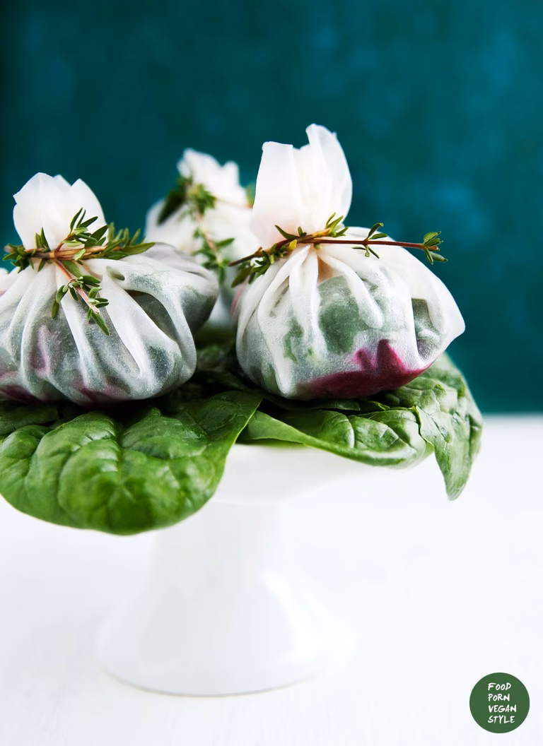 "Sakiewki" z papieru ryżowego z pieczonym burakiem i bazyliowym pesto z migdałami