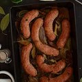 Biała kiełbasa pieczona z ciemnym piwem i suszonymi grzybami