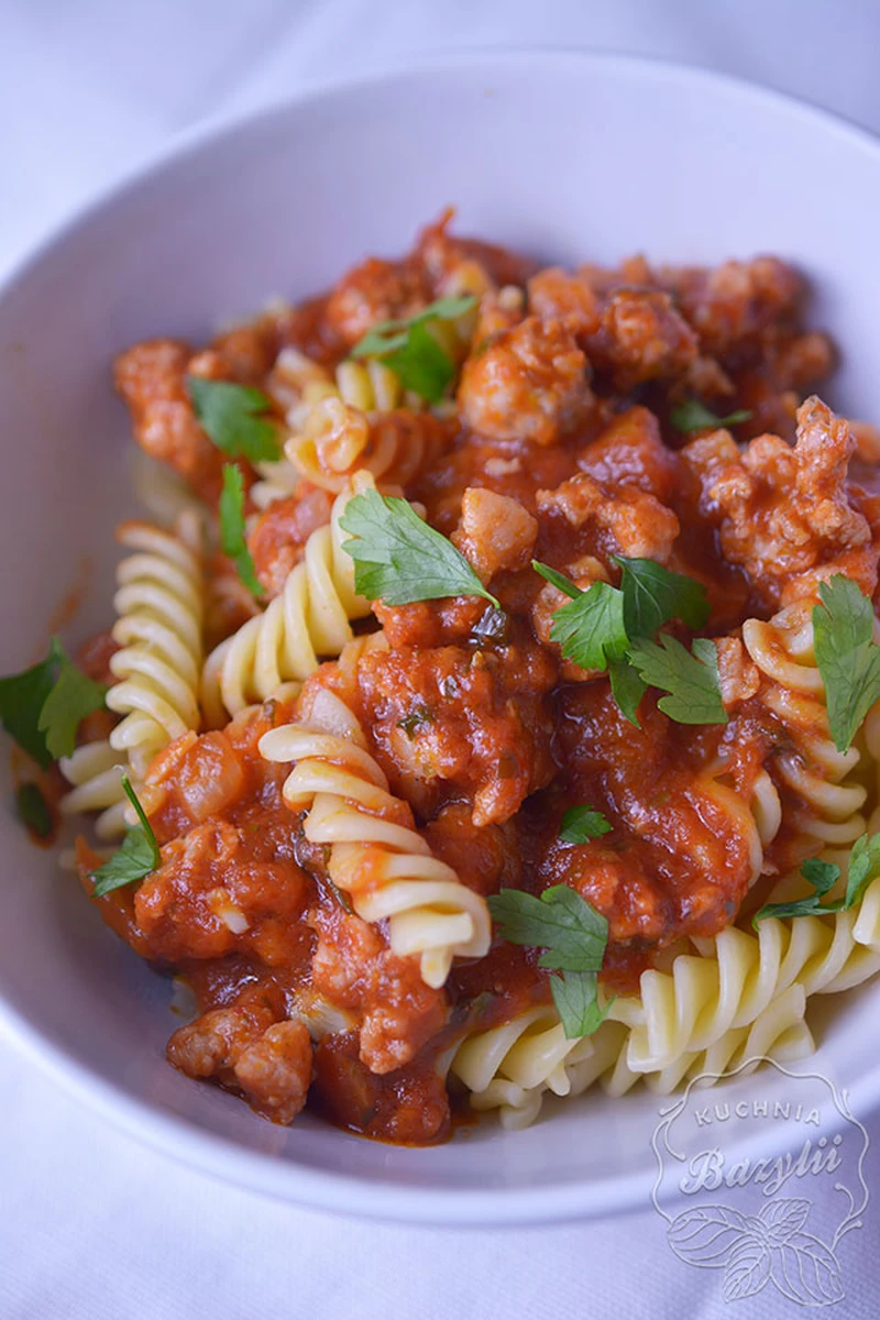 Pikantny makaron z chili i białą kiełbasą