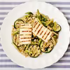 Pęczak ze szparagami i cukinią z serem halloumi