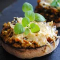 Zapiekane pieczarki faszerowane kaszą jaglaną z koperkiem i natką pietruszki