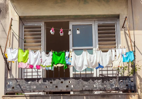 Zakaz suszenia prania na balkonie i w mieszkaniu! W jakiej sytuacji czeka za to 500 zł mandatu?