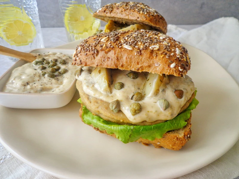 Burger z kurczakiem z salsą z kaparami