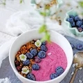 Buraczkowo-owocowe smoothie bowl