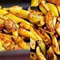 Szybkie i proste pieczone ziemniaki z czosnkiem i ziołami.