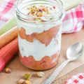 RABARBAROWE ŚNIADANIE Z PISTACJAMI