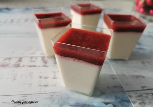 Deserki panna cotta z sosem truskawkowym