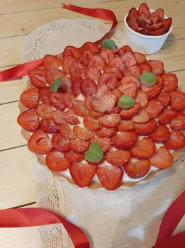 Tarta z kremem budyniowym i truskawkami