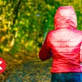 Idziesz do lasu? Nie zakładaj czerwonej kurtki! Twoja skóra Ci za to podziękuje!