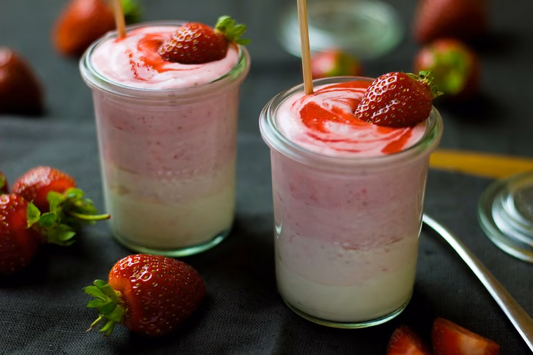 Smoothie bowl. Smoothie truskawkowo – bananowe.